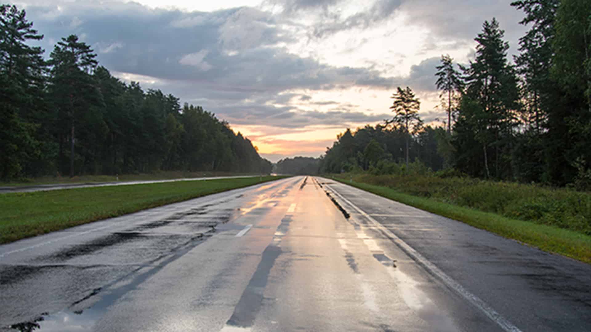 Nasse Straße ohne polarisierende Brillengläser