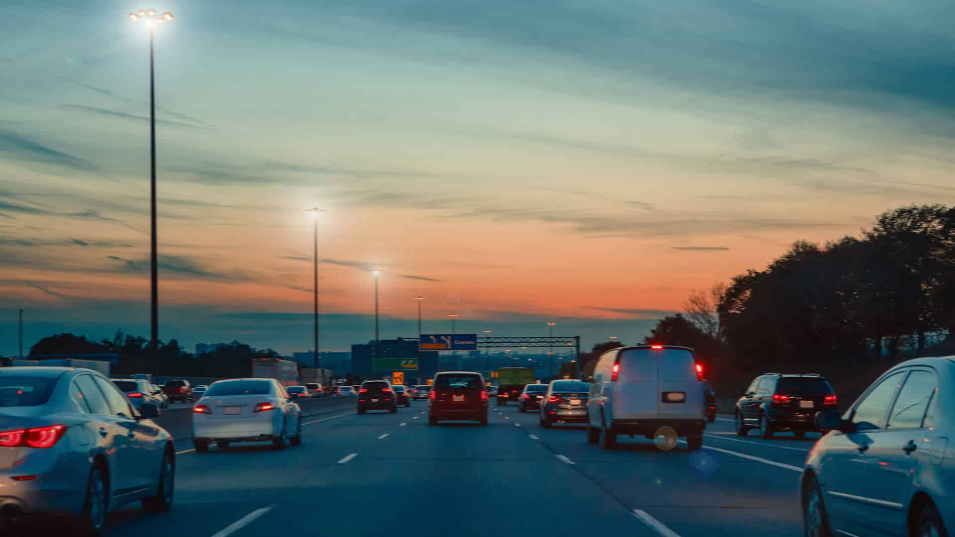 Ohne Autofahrergläser: Verschwommener Straßenverkehr ohne spezielles Brillenglas