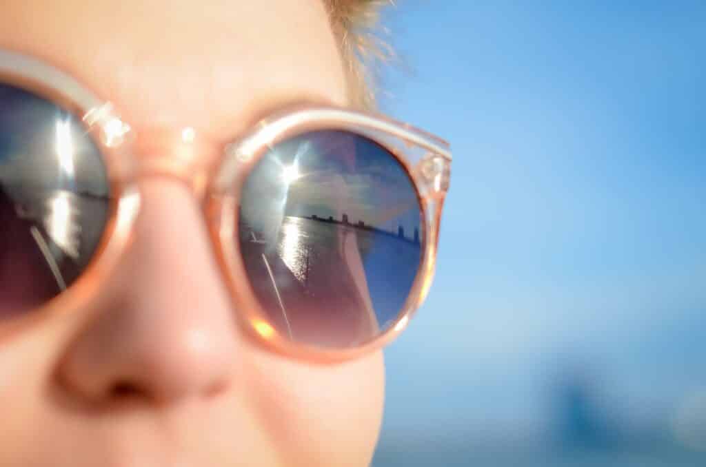 Grauer Star: Neue Erkenntnisse zur OP-Nachsorge Dreifach geschütztes Auge: Brillengläser mit UV-, Blaulicht- und Infrarotschutz vermindern ernste Folgeschäden nach der Kataraktoperation