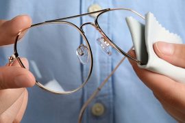 Brille richtig reinigen - Tipps für die Brillenglaspflege