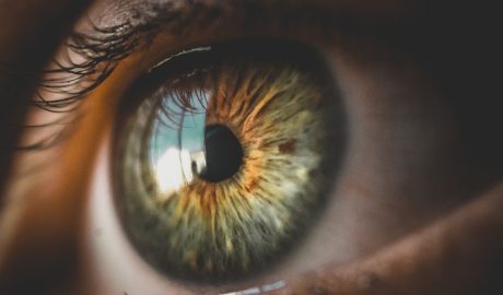 Gefährliches Licht: Sonnenbrand im Auge Symptome erkennen und Sonnenbrand im Auge vermeiden