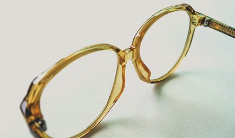 Vom Lesestein zum komplexen Produkt: Die Geschichte des Brillenglases Zum Tag der Brille am 23. April 2020: Der Brillenglashersteller Wetzlich-Optik Präzision über die facettenreiche Entwicklung der Sehkorrektur