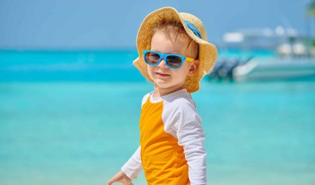 Wetzlich Präzision GmbH | Presse | Bei Sonne bestens geschützt: Neben der Sonnencreme gehört auch die Sonnenbrille zur Grundausstattung für Kinder.