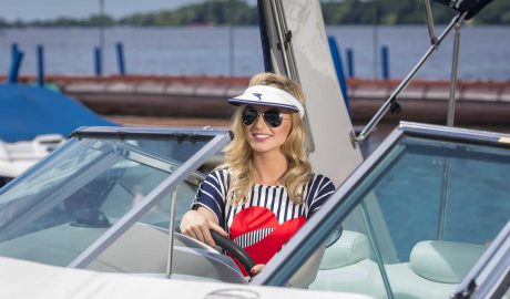 Beim Segeltörn die Augen schützen Sonnenbrand im Auge vermeiden: Warum die Sonnenbrille zur Grundausstattung beim Segeln gehört