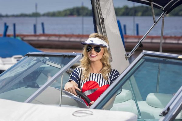 Beim Segeltörn die Augen schützen Sonnenbrand im Auge vermeiden: Warum die Sonnenbrille zur Grundausstattung beim Segeln gehört