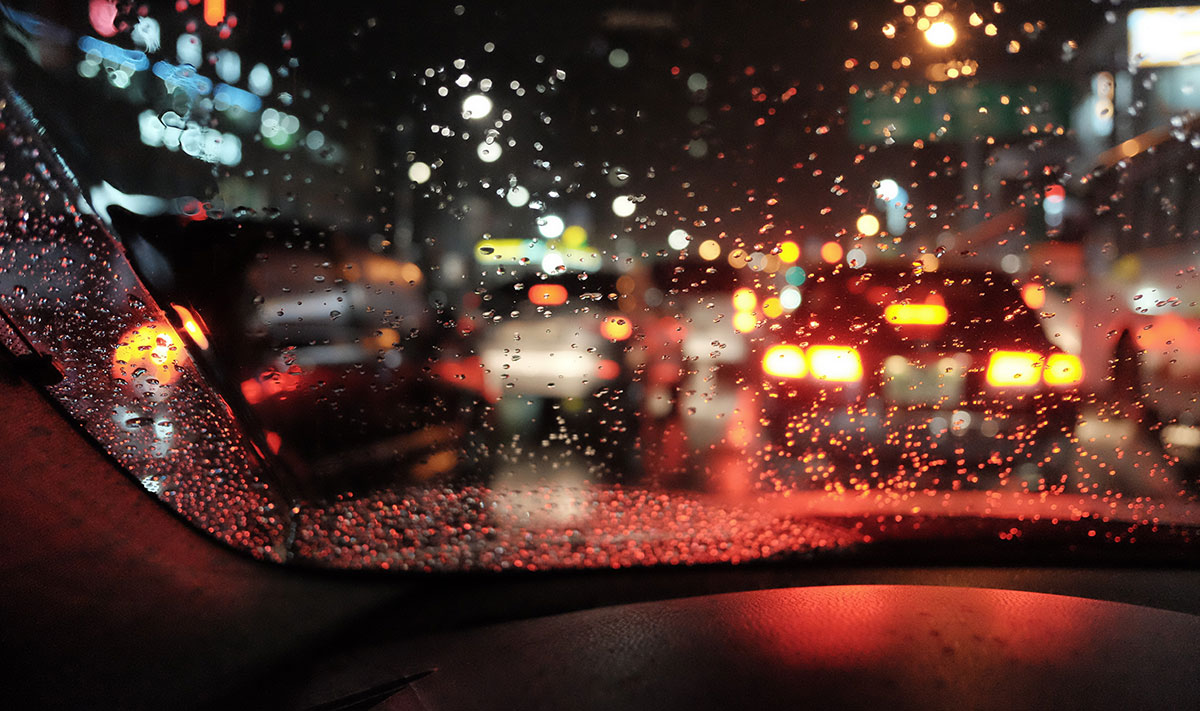 Schlecht sehen in der Nacht beim Autofahren, verschwommene Sicht